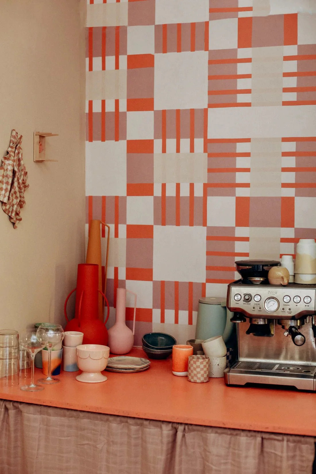 Behang Play at Slaep - Blocks Two Tone - Sabine van Vessem 
Grafisch geblokt behang in oranje, beige en roze tinten voor een frisse kinderkamer, tienerkamer, speelkamer of waar dan ook in huis