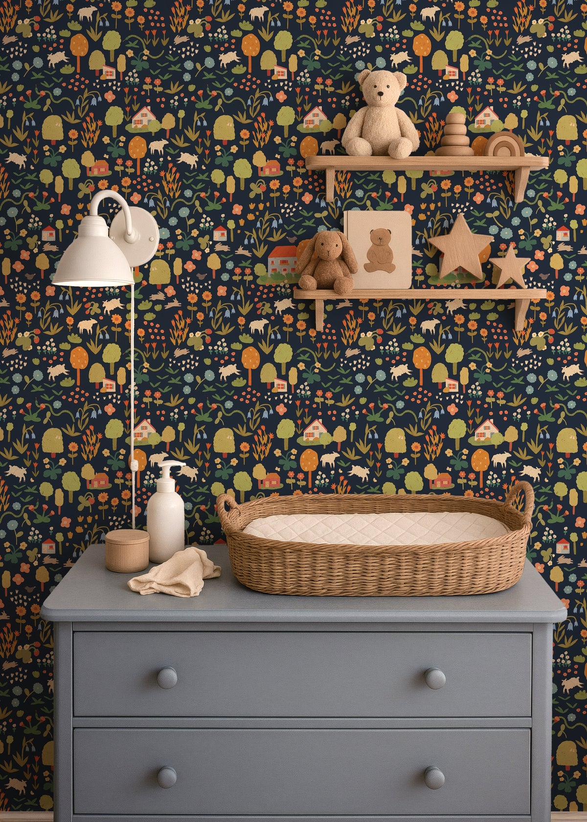 Kinderbehang met donderblauwe achtergrond en illustraties met bloemen, konijnen, schapen, bomen en huizen, render met commode en planken